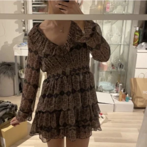 Zara klänning - Säljer denna populära klänningen från zara i storlek XS, endast använd ett fåtal gånger och är i nyskick💞Skriv privat för mer bilder💓