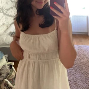 Klänning - Beige kort klänning. Knappt använd. Pris är inklusive frakt💞Passar både S och M.