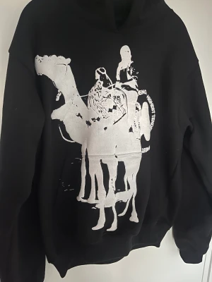 Highest tendencies hoodie - Intressekoll tryck ej köp nu En cool highest tendencies hoodie, deadstock o hoodien är väldigt limiterad o rare. Hoodien e i väldigt bra skick  . Frakten var väldigt dyr. Pris kan diskuteras 
