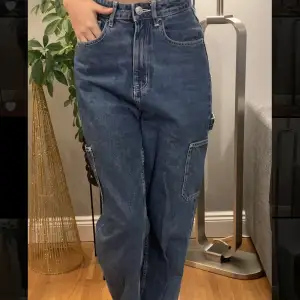 Jättefin Cargo jeans, men inte längre min stil. Den är i bra skick och passar bra för någon som är runt 155. 