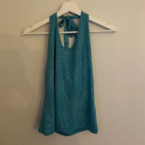 Super festliga blå glittrig topp!💿 - Perfekta fest toppen!! Köpt runt 2010 och har knappt används🫶🏻🪩Storlek M/L skulle jag säga. Köparen står för frakten<3💿