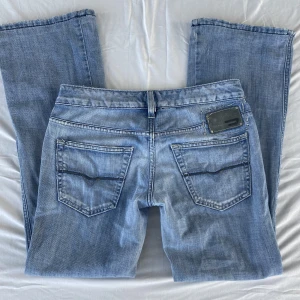 Lågmidjade diesel jeans  - Supersnygga Low waist diesel jeans. Står W28L34 men har blivit uppsydda till ca L31. Midja rakt över - ca 41, innerbenslängd - 78 cm. Mycket bra skick, inga deflekter. Köps via Swish eller köp nu 💋