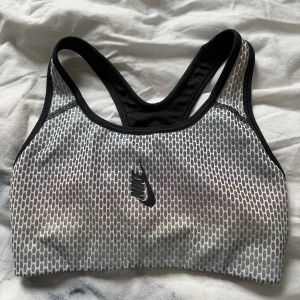 Nike sport-bh - Sport bh från Nike! Så fin och skön! Endast använt nån enstaka gång men väldigt fint skick, som ny! Säljer då jag har 2 st 💗 den har även reflex så verkligen bra om man ska ut och springa! 🏃🏼‍♀️