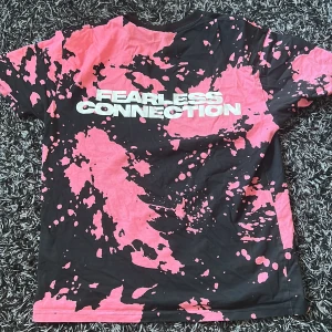 Svartrosa T-Shirt - Baggy T-shirt i sorlek S.