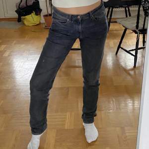 Mörka jeans från märket j.lindeberg. De är midwaist storlek 29. Sjukt bekväma men tyvärr lite för stora för mig, och därför säljer jag dem. 