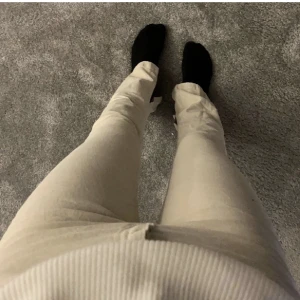 Slits jeans  - Säljer mina jätte fina slits jeans från zara då dom inte kommer till användning, dom är använda ca 3 gånger och sitter jätte fint. Jag är ca 175 och på mig är längden perfekt!🥰