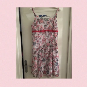 🌸Blommig klänning🌸 - Superfin klänning med elegant knytning i ryggen!💅Klänningen har ett skojigt, blommigt mönster i fina färger! Passar bra till vår och sommar☀️ Var tyvärr för liten på mig🥲 Köparen står för frakt😘