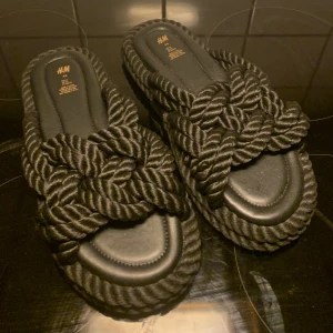 Tofflor - Tofflor från hm  Provade men ej använda Strl 40  Köparen står för frakt 😇