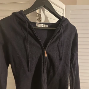 Kashmir zip hoodie - Marin kashmir zip hoodie. Liknar soft goat. 💙