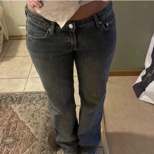 Säljer dessa low Rise jeans från Weekday i modellen arrow i en blå nyans. Använt fåtals gånger, Passar mig som är 153 i längden, och säljer för att dem är för små i midjan!!💘