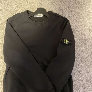 Stone island tröja  - Säljer en stone island tröja i storlek S. Den är i bra skick! Skick 8/10. Den är självklart äkta! Det är en junior patch på den!  Hör gärna av dig om du har frågor! 