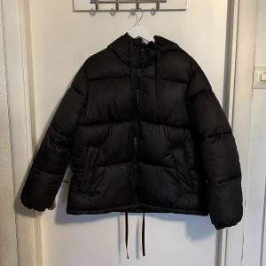 H&M jacka - Ny skick! Storlek S. Köparen står för frakten!