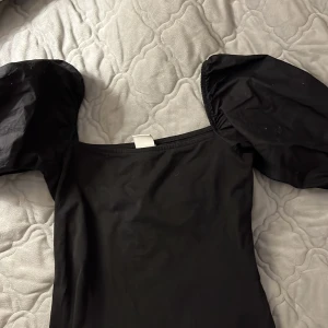 T-shirt - En svart t-shirt med puff armar i storleken XS🥰