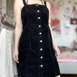 Manchesterklänning - Så fin manchesterklänning från H&M, storlek XL. Knappt använd. 💗 byst: 93cm, midja: 93cm. Frakt tillkommer 💗 Rollar av den innan jag skickar haha. 