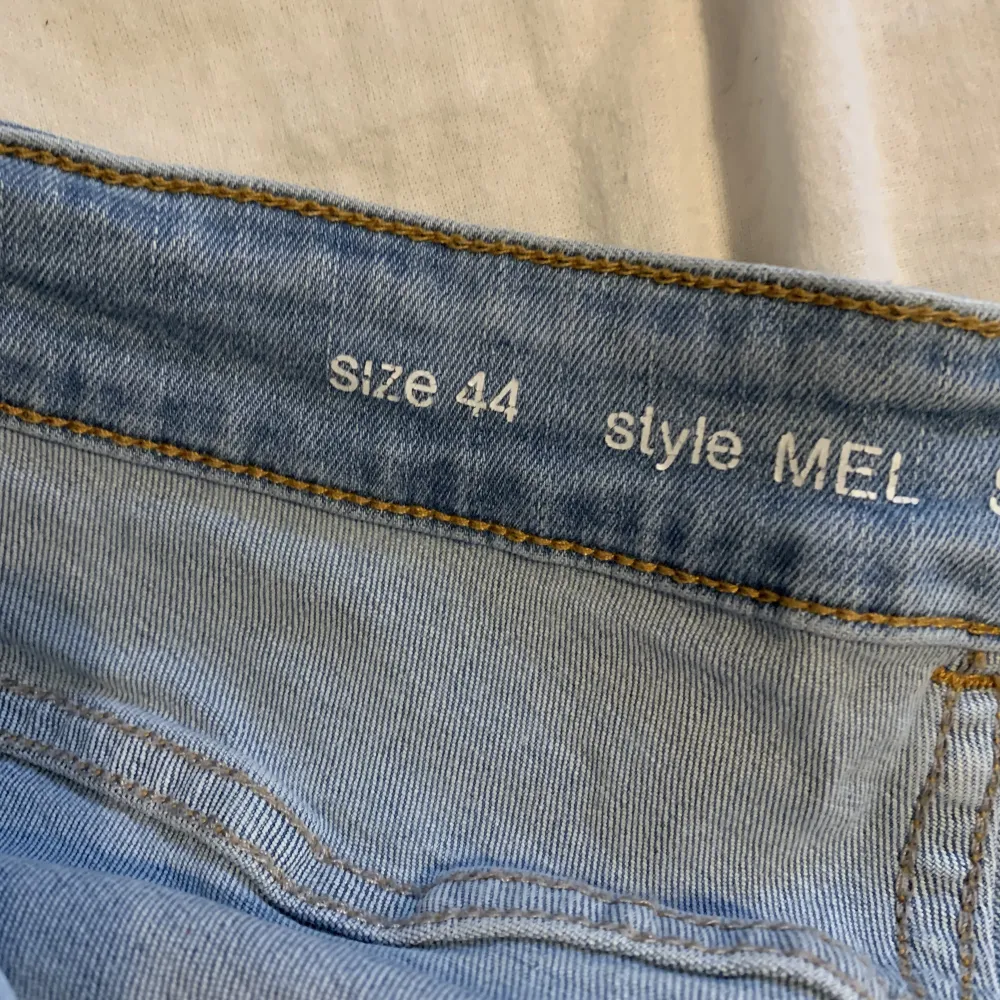Snygga tajta jeans i storlek 44. Köpta på Ullared, knappt använda. Det finns 2 par till salu. Frakt tillkommer.. Jeans & Byxor.