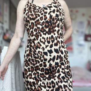 Leopardmönstrad klänning/nattlinne (funkar som båda!) från Shein. Märkt 3XL, men insydd till XL/2XL. Använd men i bra skick. Slits vid låret. Byst: 110cm, midja: 102cm. Frakt tillkommer. 💗