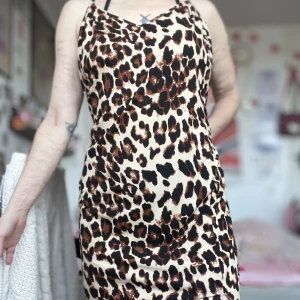 Leopardmönstrad klänning/nattlinne - Leopardmönstrad klänning/nattlinne (funkar som båda!) från Shein. Märkt 3XL, men insydd till XL/2XL. Använd men i bra skick. Slits vid låret. Byst: 110cm, midja: 102cm. Frakt tillkommer. 💗