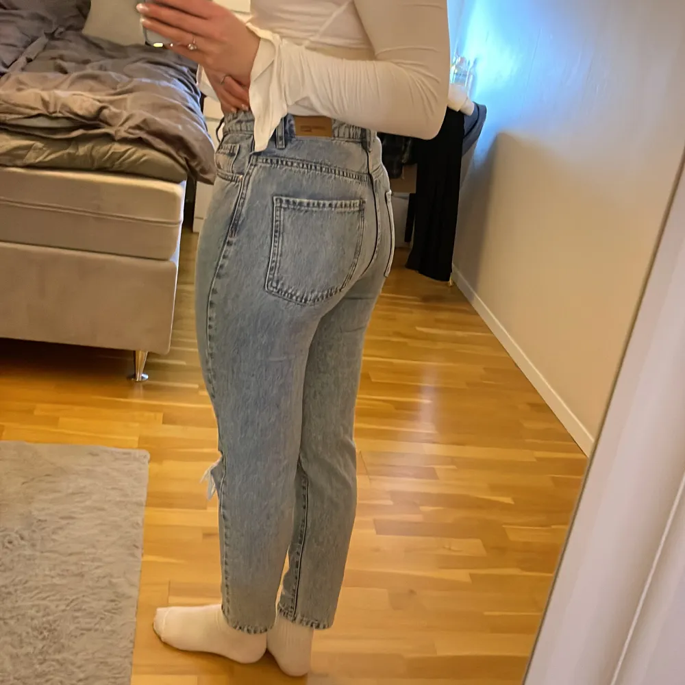 Håliga midwaist ljusblåa jeans, dem är för små för mig och ska sitta lösare! Jag är 163cm. Jeans & Byxor.