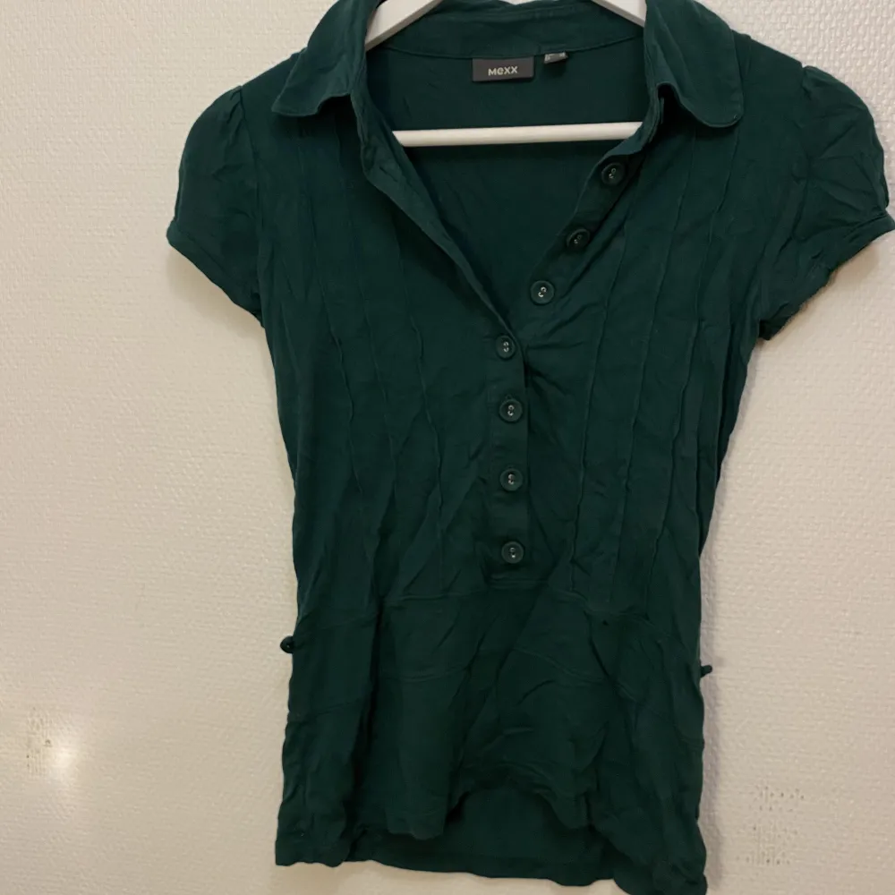 Grön figursydd t-shirt/blus, mycket bra skick! Skicka pm om du har frågor ❣️🔆. T-shirts.