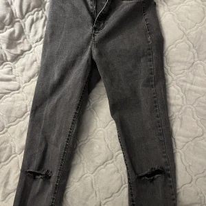 Jeans - Ett par jeans bed hål i knäna från zara i storlek 32 hör av dig för intresse🥰