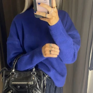 &other stories - Säljer denna stickade tröja från &other stories som används 1 gång så nyskick, köpt för 499 mitt pris 250