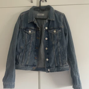 Jeans jacka - Jeans jacka från Cubus köpt för ca 2 år sen men endast använd 2 gånger. Storlek S