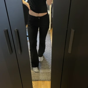 Svarta lågmidjade jeans - Super sköna och bekväma svarta jeans från mos mosh i storlek 27! Dom är avklippta och passar mig som är 159! Använd inte köp nu🌸🌸