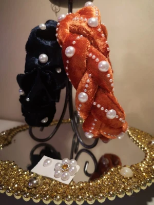 Hårband - Hemmagjorda hårband för 50 kr st allt ör hand gjort och kan även göra egen design men då gäller det att du köper. För fler frågor eller bilder kontakta mig.