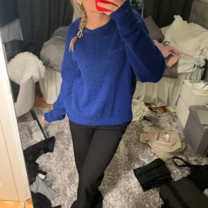 Blå stickad tröja - Säljer denna blåa stickade tröjan från hm u storlek M. Det är lite smått nopprig men annars i fint skick. Skriv om du vill ha fler bilder❤️