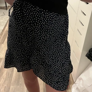 Prickig kjol - Blå vit prickig kjol men knyt band och dragkedja 