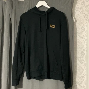 EA7 - Väldigt bra skick, har använt den några gånger, size L men passar även size M, köpt för 999kr, priset kan diskuteras 