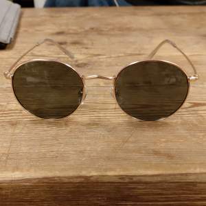 Säljer ett par helt nya glasögon från CHPO medföljande låda.