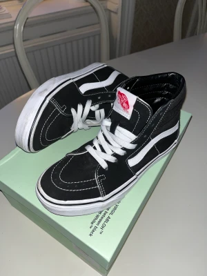 Vans höga svarta - Svarta höga vans, som nya endast använda 1 gång. Nypris 1000kr. Priset kan diskuteras då de bara ligger och skräpar i garderoben sen flera år tillbaka! Storlek 35 men passar 36.