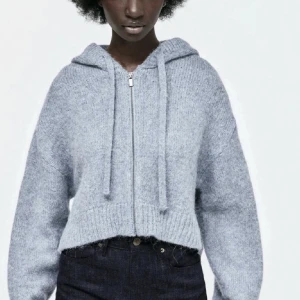 Söt stickad tröja - Säljer denna fina stickade zip up tröja från zara som är i färgen babyblå💙 använt max 3 gånger och är i fint skick😊 passar en Xs-M! Skriv till mig vid  frågor eller annat❤️