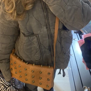 Väska med nitar - Säljer en av mina favorit väskor då jag har alldeles alldeles för mkt väskor :) behöver plats i garderoben. Fyndad på secondhand, använd sparsamt o toppskick utan defekter. Riktigt snygg!!💕