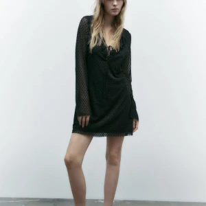 Zara klänning  - Populär klänning från Zara helt slutsåld på hemsidan. Endast använd en gång så super fint skick. Nypris 399kr. 