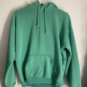 Grön hoodie - Grön hoodie från Bikbok, strl xs. Denna används inte så därav säljer jag den. 100 kr inkl frakt🫶🏼