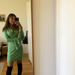 Adooreklänning - Adooreklänning, använd fåtalgånger. Så fin grön färg, passar en 34, stretch så passar en 36