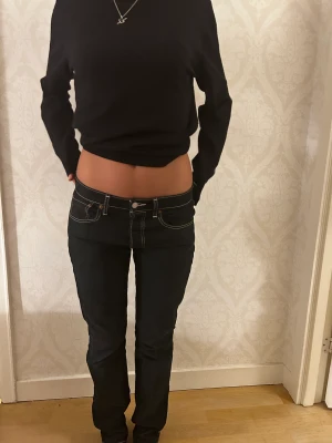 😎Lågmidjade svarta jeans😎 - Jätteee unika fina svarta Lågmidjade jeans med vit söm. Snygga till ngn basis topp och gör outfiten så mkt mer najs😎