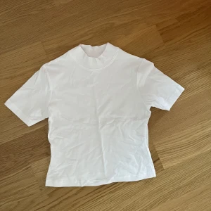 T-shirt med krage  - Vit, kort t-shirt med krage! Ej använd!