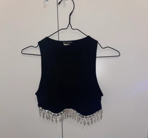 Svart topp från Zara - Snygg topp som jag bara tröttnat på. Använd två gånger, frakt ingår! 