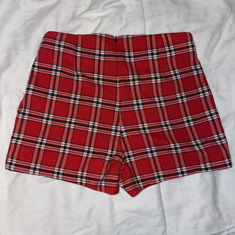 Röd rutiga högmidjade shorts från FBsister. Storlek S men passar bättre XS/S. Shorts.