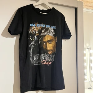 T-shirt med 2pac tryck - Säljer min 2pac tröja då den aldrig används, relativt tjockare tröja. Otroligt fin 