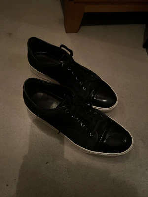 Lanvin blåa  - Strl 10/ så ish 44,5 8/10 skick  Ingen box eller påse medföljer.  1800 då dem ändå är använda. Kanske billigare vid snabb affär 