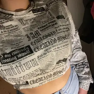 Cool croppad tröja med text tryck. Använd 3 gånger. Säljs för att den är för kort på mig 