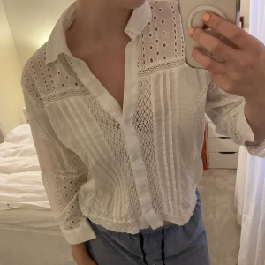 Hålbroderad topp från zara - Säljer denna jättesöta topp från zara! Köptes i sommar för 349 om jag minns rätt! Säljs i befintligt skick ❤️lite kortare i modellen så skulle säga att den passar allt från xs-m!