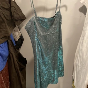 Festklänning - Superfin glittrig klänning, perfekt för festen!🥳Använd en gång, säljs pga. för liten