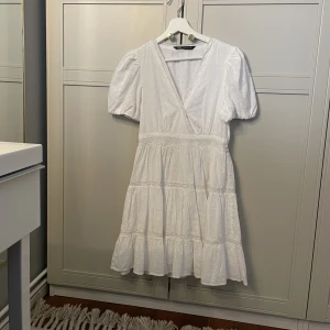Klänning från zara - Vit superfin klänning från zara i storlek xs💗använd ca 3 gånger så i bra skick. Fina detaljer över hela klänningen, se sista bilden💓köpt för 400kr, säljer för 200kr+frakt, pris går att diskutera💓