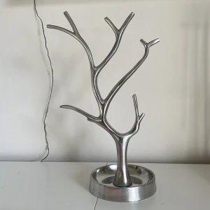 Dekorations träd - Silver träd. Fin att använda till att hänga halsband eller armband 