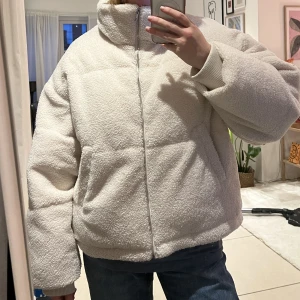 Fluffig pufferjacka - Vit pufferjacka i teddymaterial. Från Ginatricot. Bra skick! Stl M. True to size!
